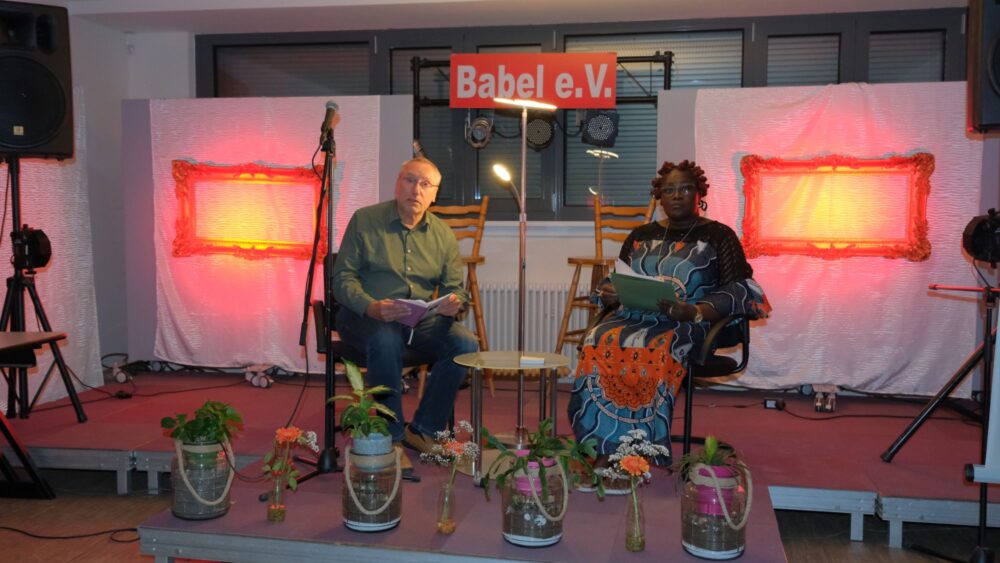 30.9. Hubert Götz und Liesse Ebengo auf der Veranstaltungsbühne Foto Michael Schütz